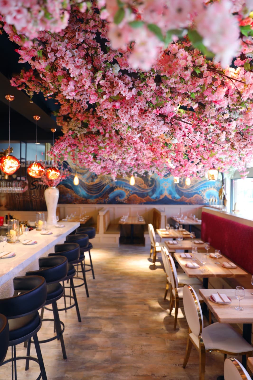 Welcoming dining room hospitality at Shiki